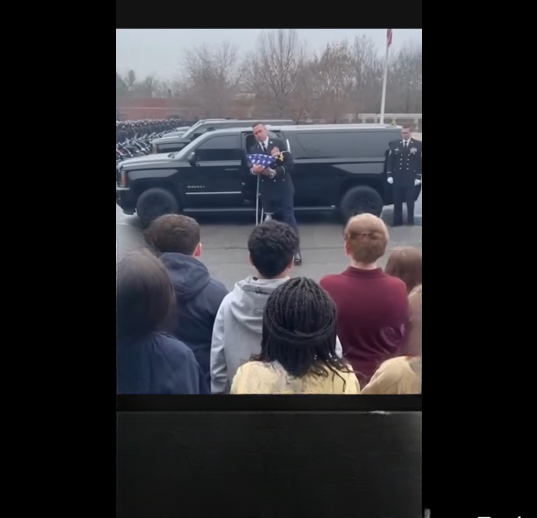 The Missed Flight That Changed Everything: A Thirteen-Year-Old Girl’s Act of Kindness That Touched a Nation