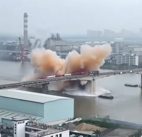Seconds from Collapse: The Viral Bridge Video That Shook the Internet—and What It Reveals About Global Infrastructure Risks