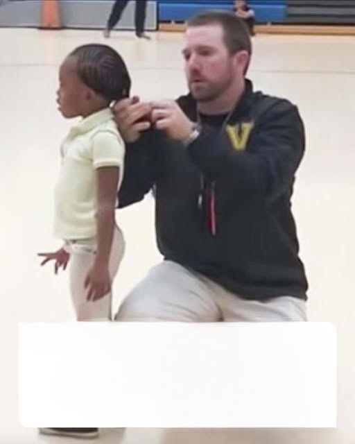 A Simple Gesture Caught on Camera: How One Coach’s Quiet Kindness Touched Millions