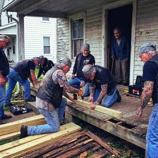 I Watched Bikers Rebuild My Elderly Neighbor’s Porch After His Family Walked Away