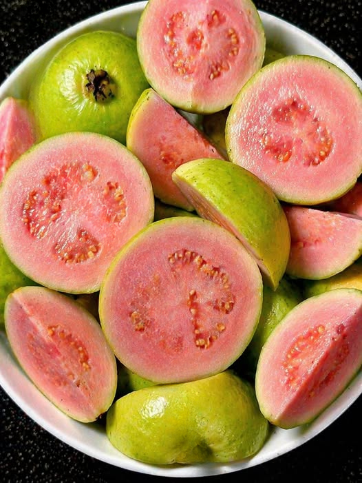 The Impressive Health Benefits of Guava Fruit and Leaves (Evidence-Based Guide)