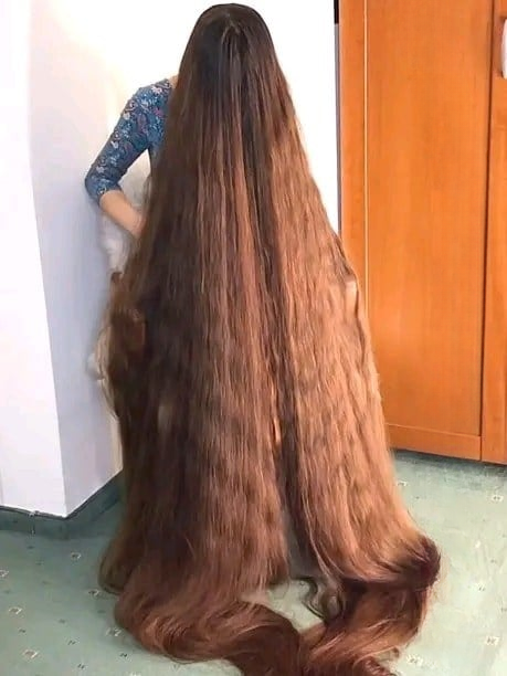 Woman Cuts Her Hair for the First Time in 25 Years — Her Transformation Inspires Thousands