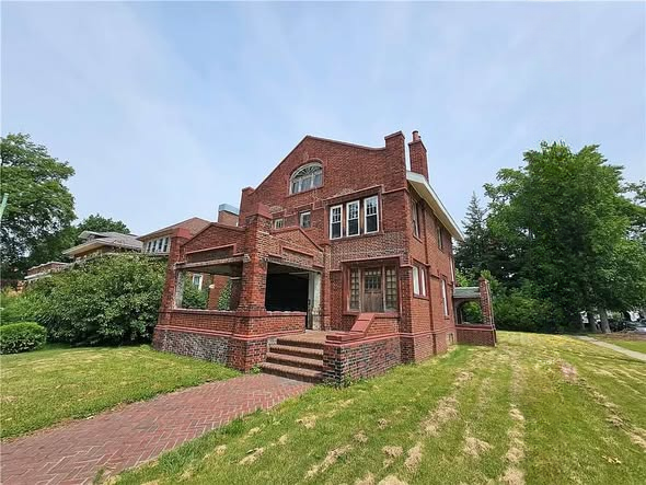 Grand All-Brick Historic Home in Centralia, Illinois — A Timeless Property Filled with Character, Space, and Modern Comfort