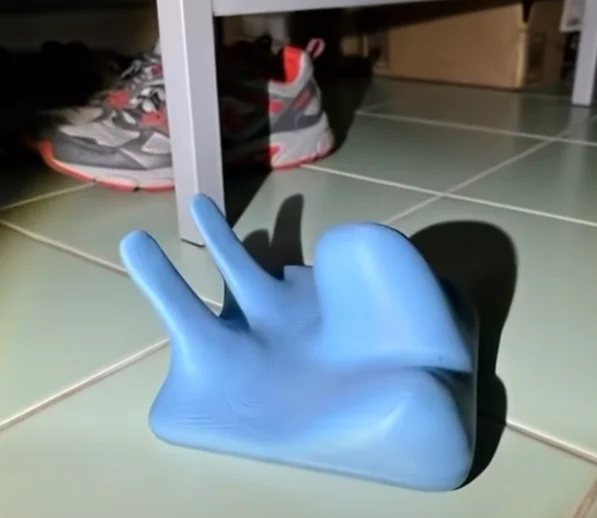The Strange Object Found Under a Child’s Bed During a Power Outage